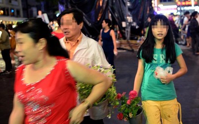 Vượt rào vào "mót" hoa ở đường hoa Nguyễn Huệ đêm bế mạc