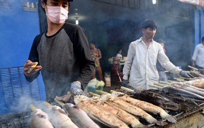 Người Sài Gòn đổ xô mua cá lóc nướng cúng thần tài