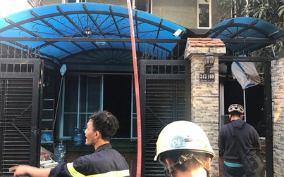 Giải cứu 5 người trong đám cháy nhà dân ở Sài Gòn