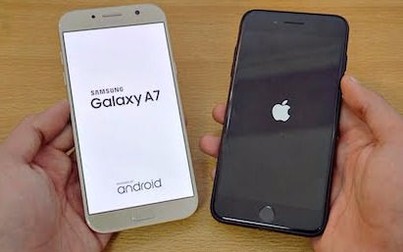 So sánh khả năng chống nước của iPhone 7 Plus và Galaxy A7 2017
