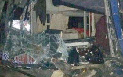 Xe khách mất phanh trên đèo, tài xế tựa vào xe container cứu 30 hành khách