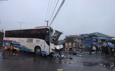 Hai xe khách giường nằm va chạm kinh hoàng ngay trước cổng bến xe