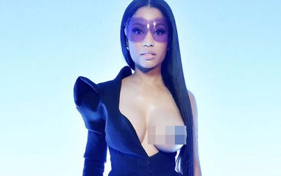 Nicki Minaj phô trọn một bên ngực ở Paris Fashion Week