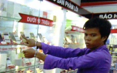 Nhân viên bảo vệ “cuỗm” điện thoại tại cửa hàng FPT đem bán bao bạn gái ăn chơi