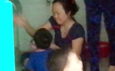 Nhiều bé tại điểm giữ trẻ ở Sài Gòn bị "tra tấn" khi ăn