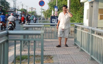 Vỉa hè Sài Gòn lắp rào sắt chặn hàng rong, người đi bộ thoải mái