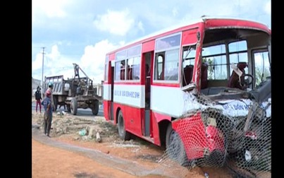 Xe buýt đưa đón học sinh gặp nạn, 3 người chết, 16 người bị thương
