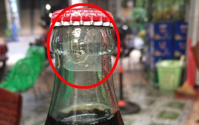 Phát hiện chai Coca-cola có "dị vật" giống như thuốc