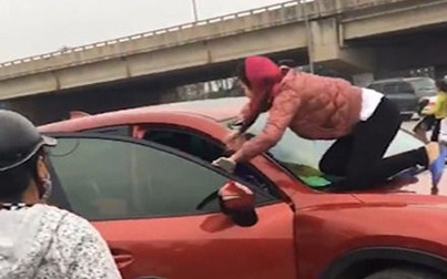Người phụ nữ nhảy lên nóc ôtô, lôi tình địch ra đánh ghen