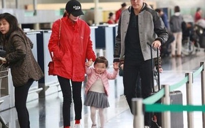 Vợ chồng Dương Mịch cùng con gái hạnh phúc ở sân bay