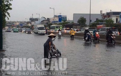Mưa lớn giữa mùa khô, nhiều nơi chìm trong biển nước ở Sài Gòn