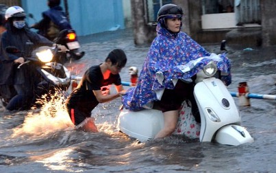 Mưa trái mùa lại gây ngập, xe chết máy hàng loạt ở Sài Gòn