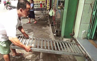 Người Sài Gòn lắp thang sắt treo tường tránh chiếm vỉa hè