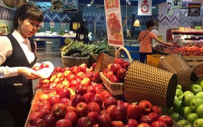 Hoa quả mác ngoại giá rẻ tràn vào siêu thị