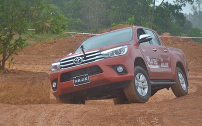 Toyota Hilux giành lại vị trí từ Mitsubishi Triton