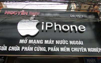 Cửa hàng điện thoại tính ghi 'ai phôn' trên biển quảng cáo