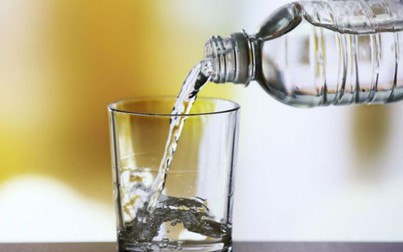 Vì sao nên uống nhiều nước sau khi nhậu?