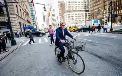 Làm chủ ngân hàng trị giá 23 tỷ USD, vị CEO 83 tuổi vẫn hằng ngày đạp xe đi làm