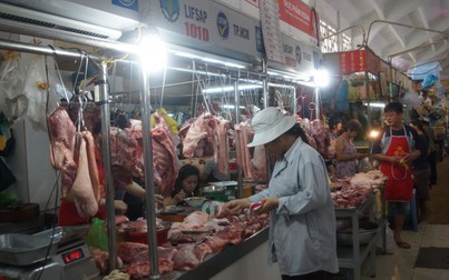 Người Sài Gòn đang phải mua thịt heo với giá ngất ngưởng