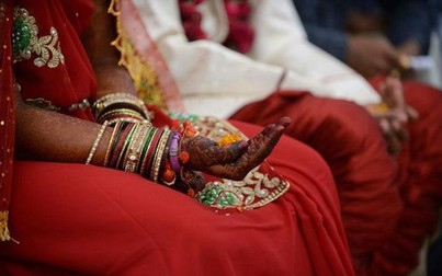 Bộ trưởng Ấn Độ tự tay trao 'vũ khí' cho 700 cô dâu trong ngày cưới
