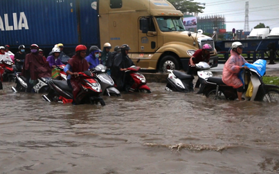 TP.HCM: Ngập sâu, nhiều xe bơi qua 'dòng sông' nước trên Xa lộ Hà Nội