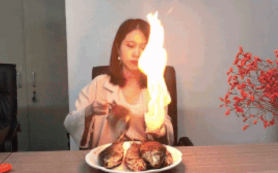 ‘Thánh nữ công sở’ lại gây sốt khi đốt lửa nướng cá tại văn phòng