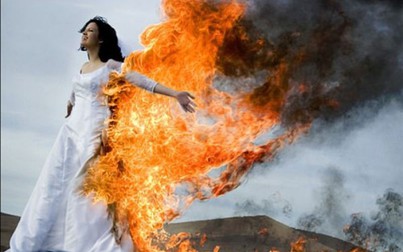 Đốt váy cưới để chụp ảnh cưới ‘nghệ thuật’, cô dâu suýt bị thiêu bỏng