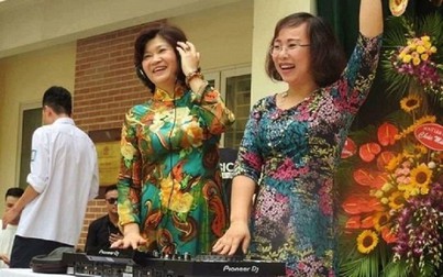 Hà Nội: Cô hiệu trưởng đeo tai nghe, làm DJ cho toàn trường