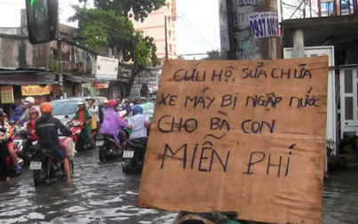 Người dân Sài Gòn bật khóc khi được 3 anh em dầm mưa sửa xe miễn phí