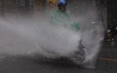 Mưa trắng trời Sài Gòn, người dân lội nước về nhà