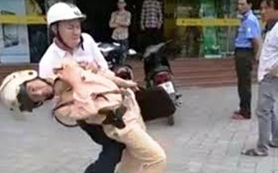 Người nước ngoài đạp ngã xe đặc chủng, đánh chấn thương CSGT ở Sài Gòn