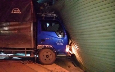 TP.HCM: Xe tải đâm sập cửa hàng một công ty, hai người nhanh chân thoát chết