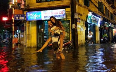 Hà Nội mưa lớn, du khách cõng nhau lội nước phố cổ