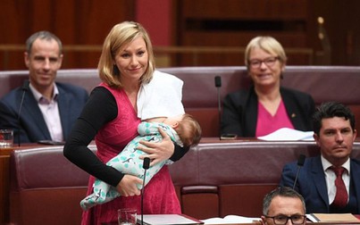 Nghị sĩ quốc hội Australia vừa phát biểu vừa cho con bú