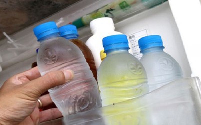 Sử dụng chai nhựa để đựng nước trong tủ lạnh là bạn đang tự giết dần cả gia đình mình