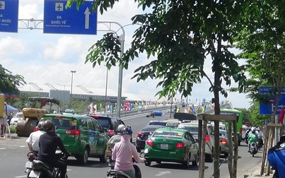 Tất bật trang trí cầu vượt sân bay Tân Sơn Nhất trước ngày khánh thành