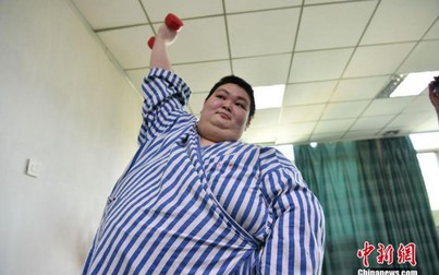 Xấu hổ vì ngã mà không thể tự đứng dậy, người đàn ông nặng nhất Trung Quốc quyết tâm giảm cân