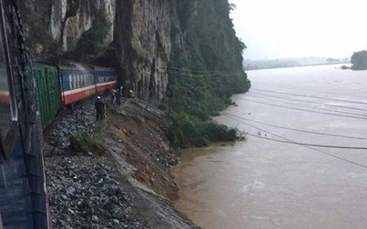 Đường sắt 'tê liệt', 4.000 hành khách mắc kẹt vì bão số 2