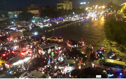 Phụ huynh cho con ra đường 'bơi' sau cơn mưa tầm tã ở Sài Gòn