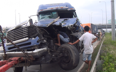 Tai nạn giữa xe container và xe tải khiến giao thông ùn ứ tại Bình Chánh, TP.HCM