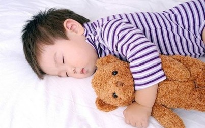 Tư thế ngủ thường gặp ảnh hưởng nghiêm trọng đến cấu trúc mặt và đầu của bé, bố mẹ cần bỏ ngay
