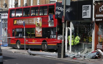 Xe bus 2 tầng lao vào tòa nhà Anh, hàng chục người bị thương