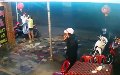Nhóm thanh niên vờ mua mì xào dàn cảnh trộm xe máy ngoạn mục