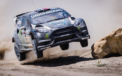 Chuyên gia Ken Block biểu diễn drift xe trên sa mạc bằng chiếc Ford Fiesta