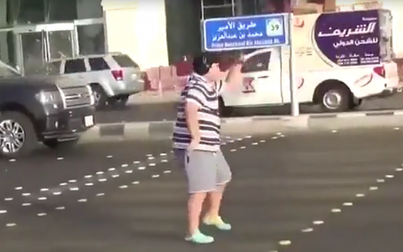 Dù bị cảnh sát hỏi thăm nhưng cậu bé 14 tuổi vẫn nổi như cồn vì một điệu nhảy giữa đường phố