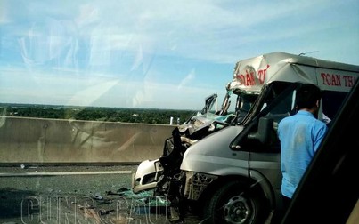 Xe khách Toàn Thắng tông trực diện container trên cao tốc Long Thành, nhiều người bị thương
