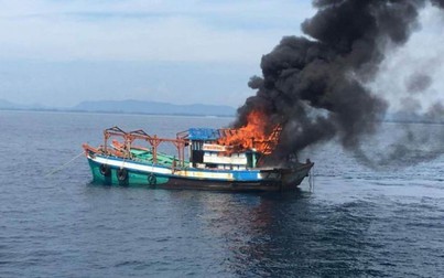 Malaysia lần đầu tiên đốt tàu đánh cá trái phép của nước ngoài