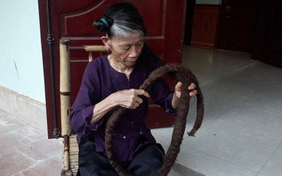 Cụ bà người Thanh Hóa cắt vài sợi tóc rối trên đầu, 22 năm sau, nó hóa thành búi tóc cứng đanh dài tới 3m