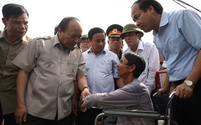 Thủ tướng đến Hà Tĩnh chỉ đạo khắc phục hậu quả bão số 10