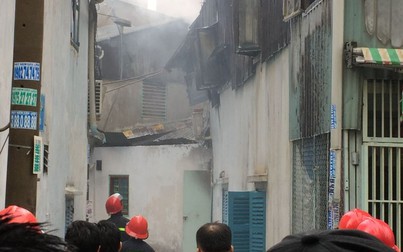 Sét đánh cột điện nổ lớn lửa lan vào cháy nhà dân ở Sài Gòn
